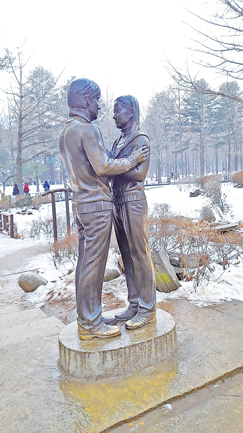韓劇《冬季戀歌》的男女主角裴勇俊和崔智友雕像。
