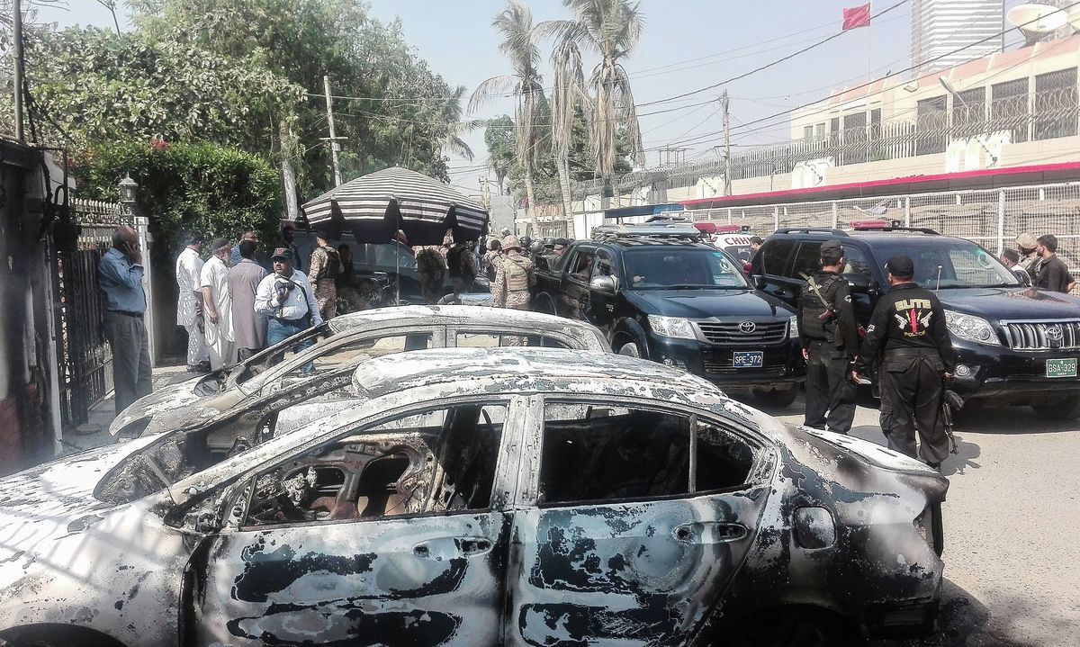 11月23日早上，中共駐巴基斯坦卡拉奇（Karachi）領事館遭遇恐怖襲擊，導致至少2名巴國警察死亡。（ASIF HASSAN/AFP/Getty Images）