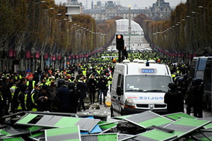 法國逾10萬人抗議燃油稅漲 巴黎爆警民衝突