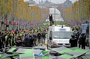 法國逾十萬人抗議燃油稅漲 