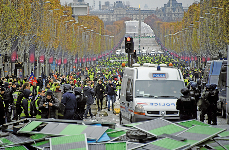 法國逾十萬人抗議燃油稅漲 
