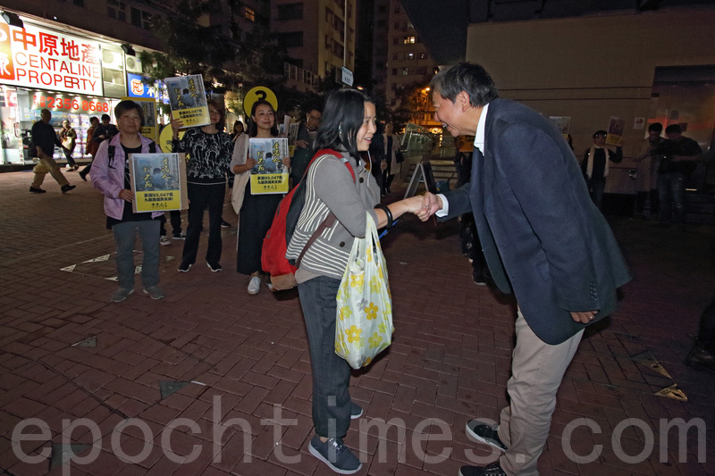 在補選中落敗的李卓人，昨日傍晚到黃埔向市民謝票，不少市民經過時與他握手擁抱。（蔡雯文／大紀元）