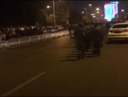 6月10日晚，廣東汕頭市發生官員醉駕撞死人交通意外，肇事司機還打電話叫來打手與現場民眾互打，最終演變成警民激戰。（網絡圖片）