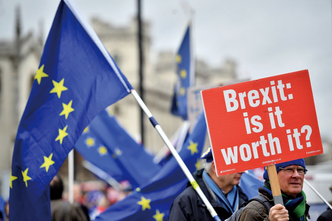 2018年12月6日，英國親歐盟團體成員持標語牌「英國脫歐：它值得嗎？」 在倫敦議會大廈前抗議。（AFP）
