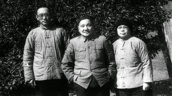 1973年初，王瑞林、鄧小平、卓琳在江西流放地南昌新建縣望城鄉的合影。（網絡圖片）