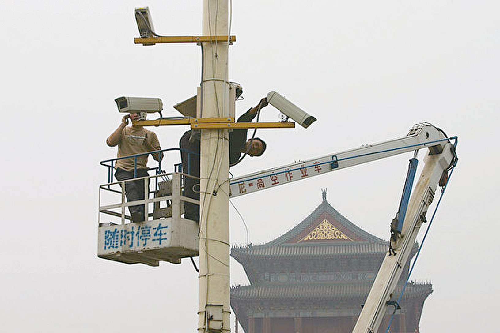 華為在中國大陸境內幫助共產黨打造「金盾工程」、「天網工程」、「平安城市」，監控中國人，從而將整個大陸改造成為一個大監獄。（Guang Niu/Getty Images）