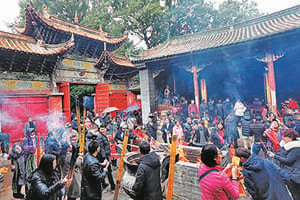 新年首日 香客雲集寺廟祈福