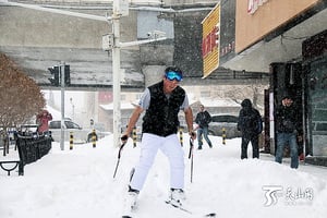 烏魯木齊暴雪行不得  市民滑雪上班