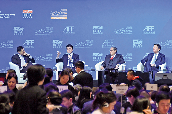 商務及經濟發展局局長邱騰華（左二）昨出席亞洲經濟論壇時稱，今年市場仍有很多不確定性，難以預測香港經濟表現，呼籲要做好準備應對。（郭威利／大紀元）