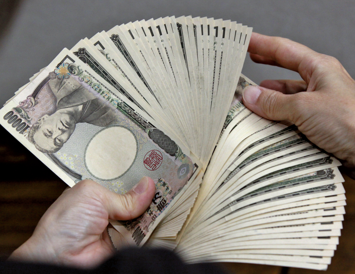 日圓兌美元連穿105、104關口，最高見103.55，升2.3%，為2014年8月以來首次。(AFP)