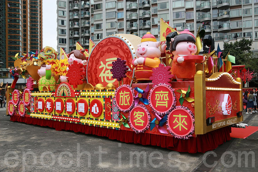 旅發局的花車以「開年、開運、開心」為主題，車上有10隻身穿傳統服裝的麥嘜卡通豬。（陳仲明／大紀元）