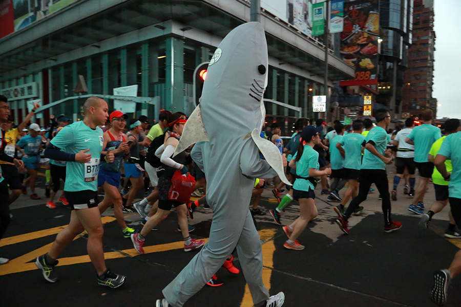 有選手以白鯊魚造型亮相，呼籲喚起民眾對環保議題的關注。(陳仲明/大紀元)
