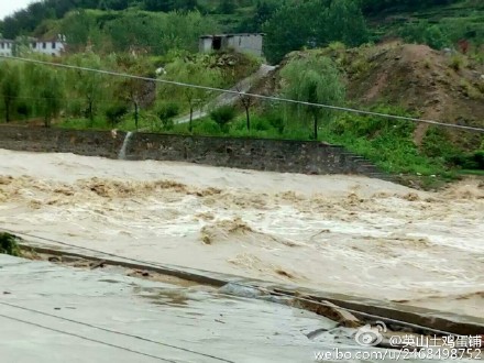 近日湖北多地遭暴雨襲擊，致1人死12人失蹤。圖為湖北黃岡暴雨。（網路圖片）