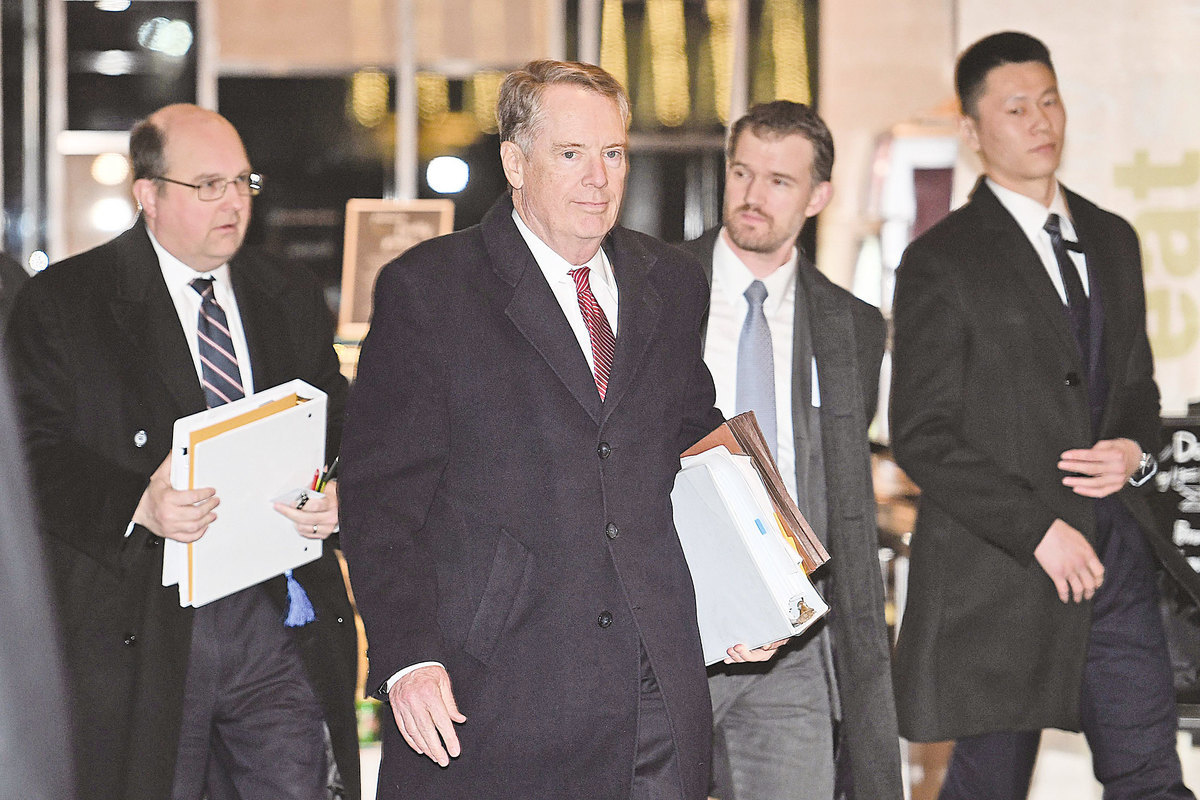 2019年2月14日，美國貿易談判代表萊特希澤（左二）在北京結束當天談判後，與其團隊成員返回酒店。（Getty Images）