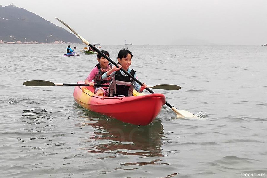 水行課學習水上求生技能，如划獨木舟。（受訪者提供）