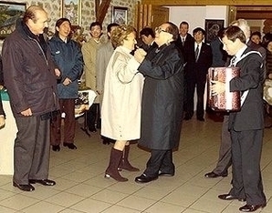 江澤民任中共黨魁時，經常在外交場合戲子般的表演和賣弄，醜態百出。圖為1999年江澤民不顧禮儀，拉著法國總統希拉克夫人跳舞。（網絡圖片）