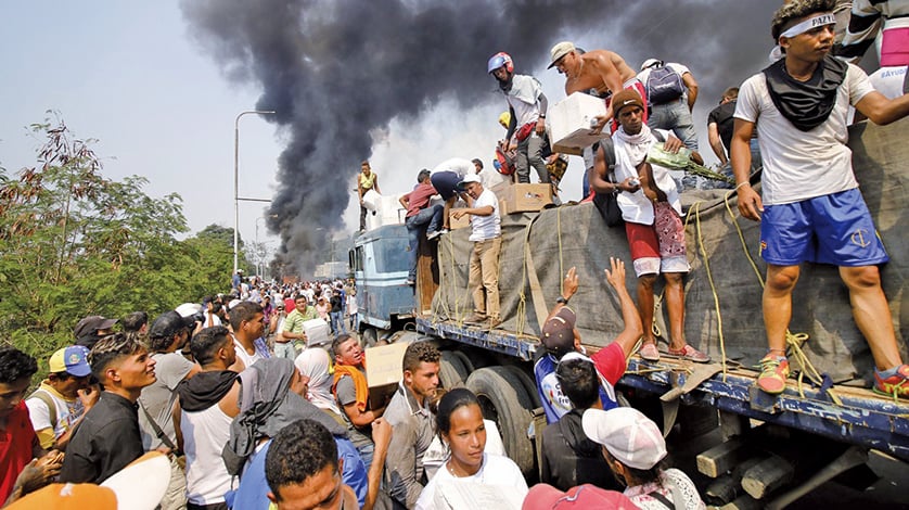 馬杜羅封鎖邊境，禁止國際人道救援物資入境，引發民眾與軍隊在邊界地區發生衝突導致人員傷亡。（AFP）