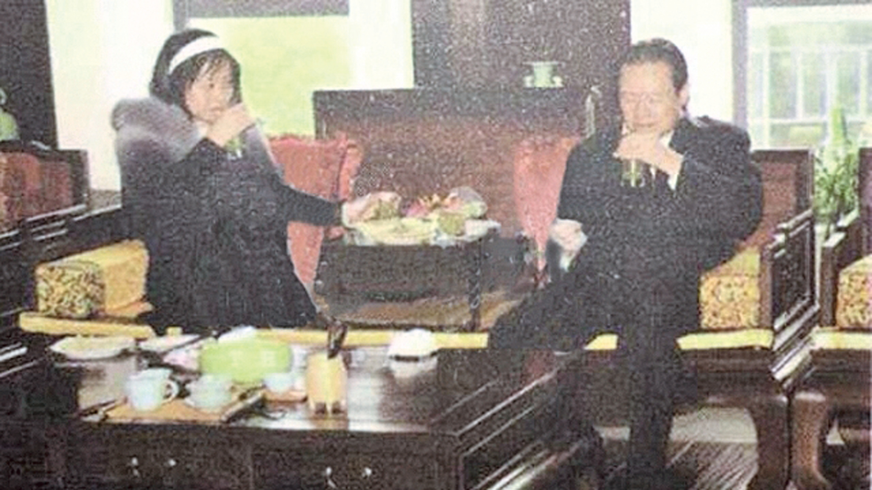 2010年左右，時任中共中央政治局常委的周永康與妻子賈曉曄（左）在一家茶文化博物館品嚐碧螺春。（網絡圖片）