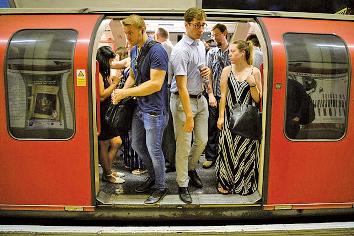 搭乘沒有空調的倫敦地鐵，上班之路又擠又悶熱，真是場惡夢！( Leon Neal/Getty Images)