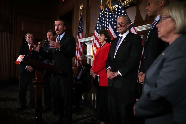 美國今天參議院否決控槍四項法案。圖為數名參議員在投票前發表談話。（Alex Wong/Getty Images）