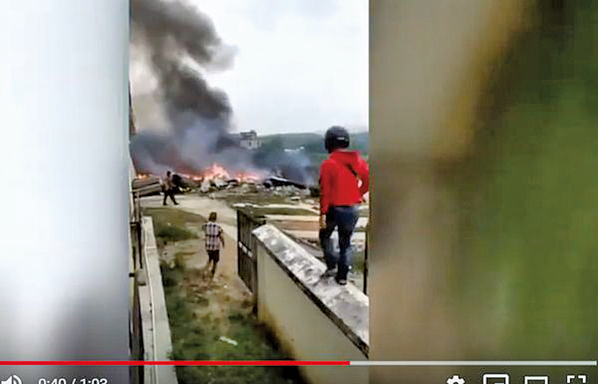 3月12日，大陸網絡有多個影片顯示，疑似一架飛機在海南樂東墜毀。（影片截圖）