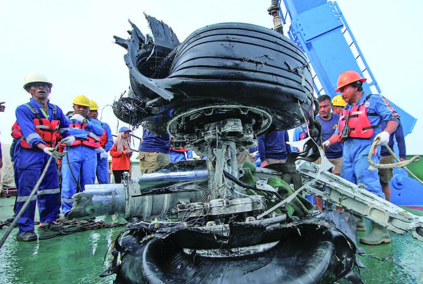 2018 年11 月4 日，印尼搜救隊從海裏撈出獅航失事班機輪胎。（GettyImages）