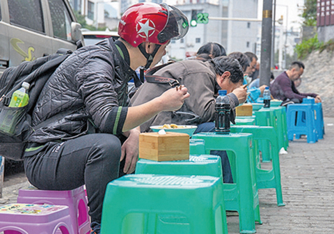 顧客把板凳當餐桌 重慶「板凳麵」火爆