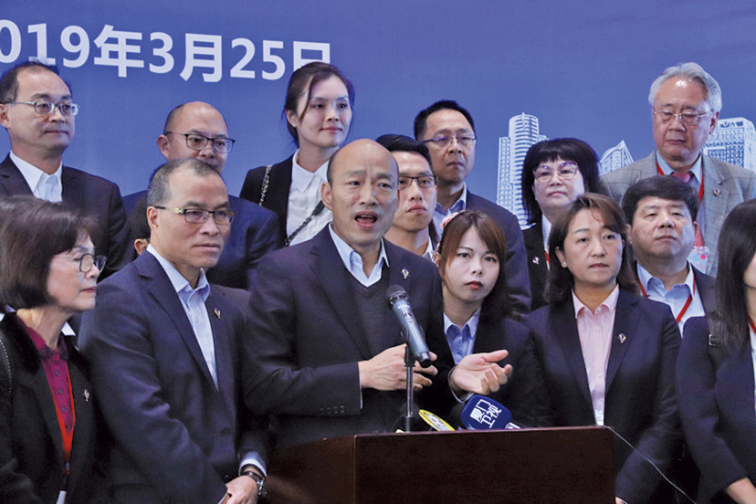 台灣高雄市長韓國瑜（前左三）3月22日、23日接連訪問澳門、香港等地的中聯辦。圖為韓國瑜一行人25日在深圳。（中央社）