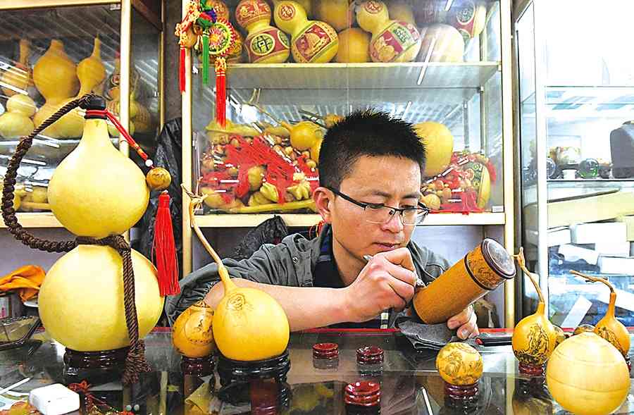 蘭州藝人擅長微雕 手掌大葫蘆刻五千字