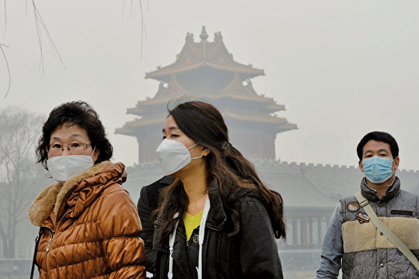 英國倫敦國王學院（King’s College London）發表的最新研究發現：現居住環境空氣受污染的青年較容易精神出現問題，機率比常人高出40%。(MARK RALSTON/AFP)