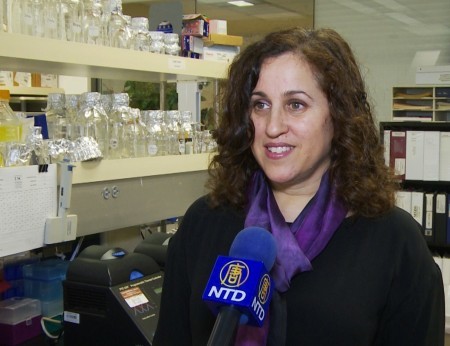 南加大預防醫學院副教授瑪麗安娜・斯特恩（Mariana Stern）說明過熱飲品的危險性。（楊陽／大紀元）