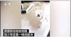 暴雨天男孩騎車過橋 被洪流沖走