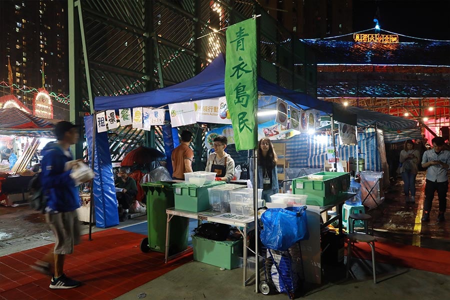 在青衣戲棚的夜市期間，有義工推著裝著餐具的環保車，向市民推廣免費餐具借用服務。（陳仲明／大紀元）