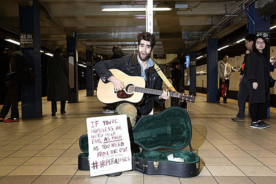 善心紐約地鐵結他手 唱歌只為創造愛的循環
