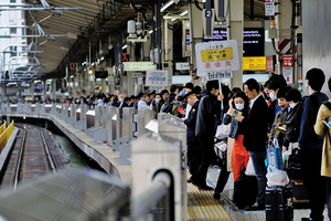 日本新幹線停電逾三小時 連休假出遊大混亂