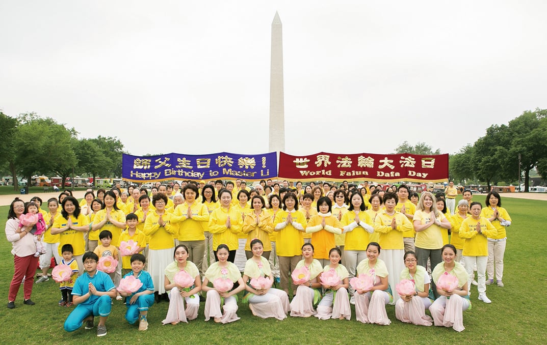 2019年5月4日，華盛頓DC部分法輪功學員在國家廣場慶祝世界法輪大法日，並恭祝「師父生日快樂」。（李莎／大紀元） 