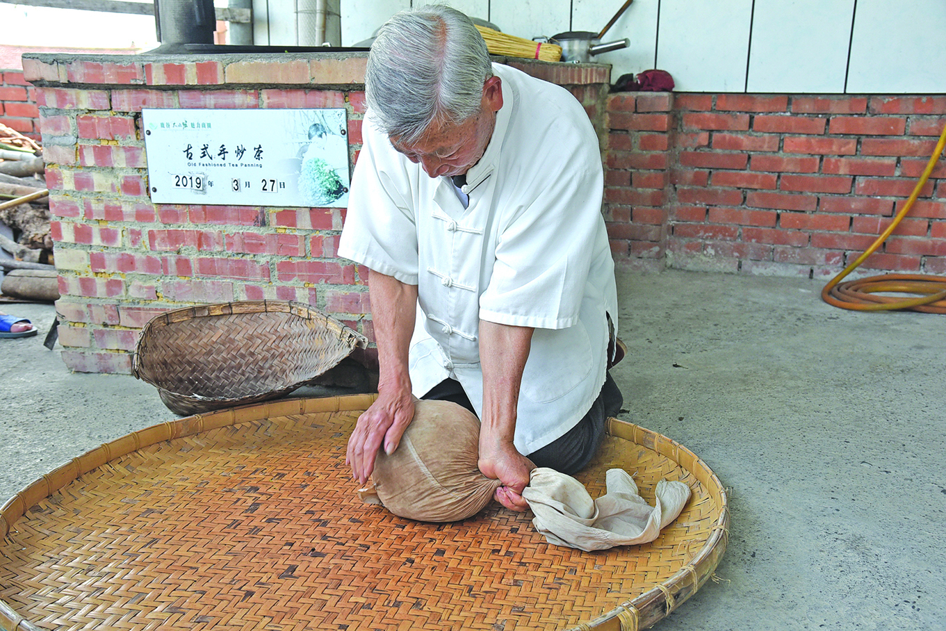 蘇文昭親自教導兒子傳統製茶技術，希望能夠繼續傳承。