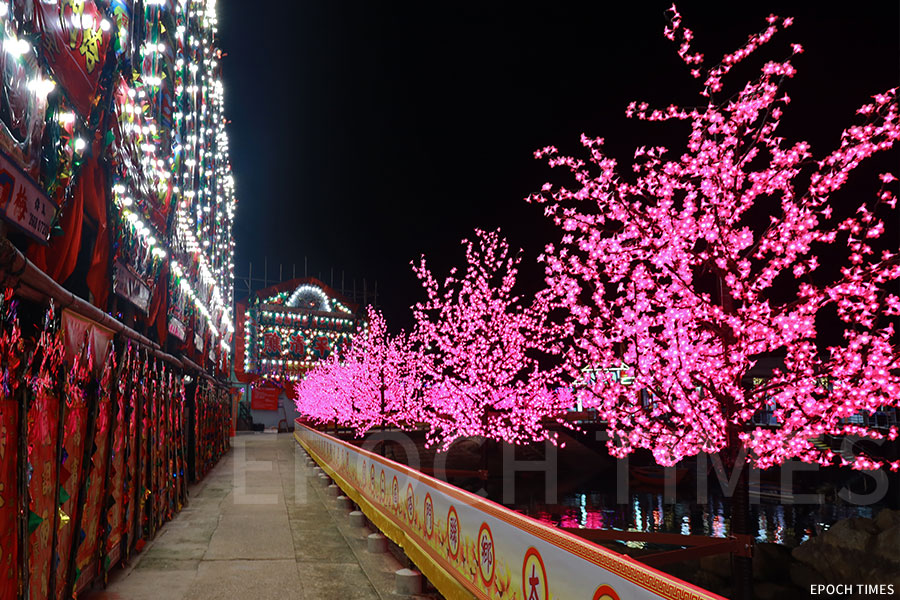 塔門碼頭的通道佈滿了花牌和LED桃花，特別是在晚間燈火通明，明艷動人。（陳仲明／大紀元）
