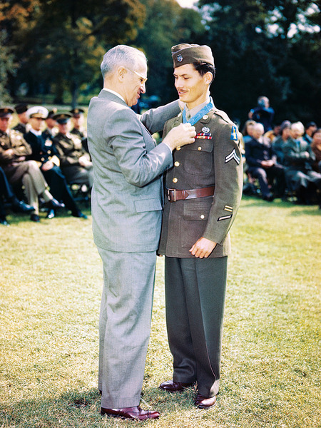 二戰士兵拒持武器上戰場 救下75人 獲最高軍事勳章 成為英雄