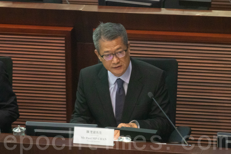 陳茂波昨日出席立法會財委會會議，簡報香港整體經濟最新狀況。（ 蔡雯文／大紀元）