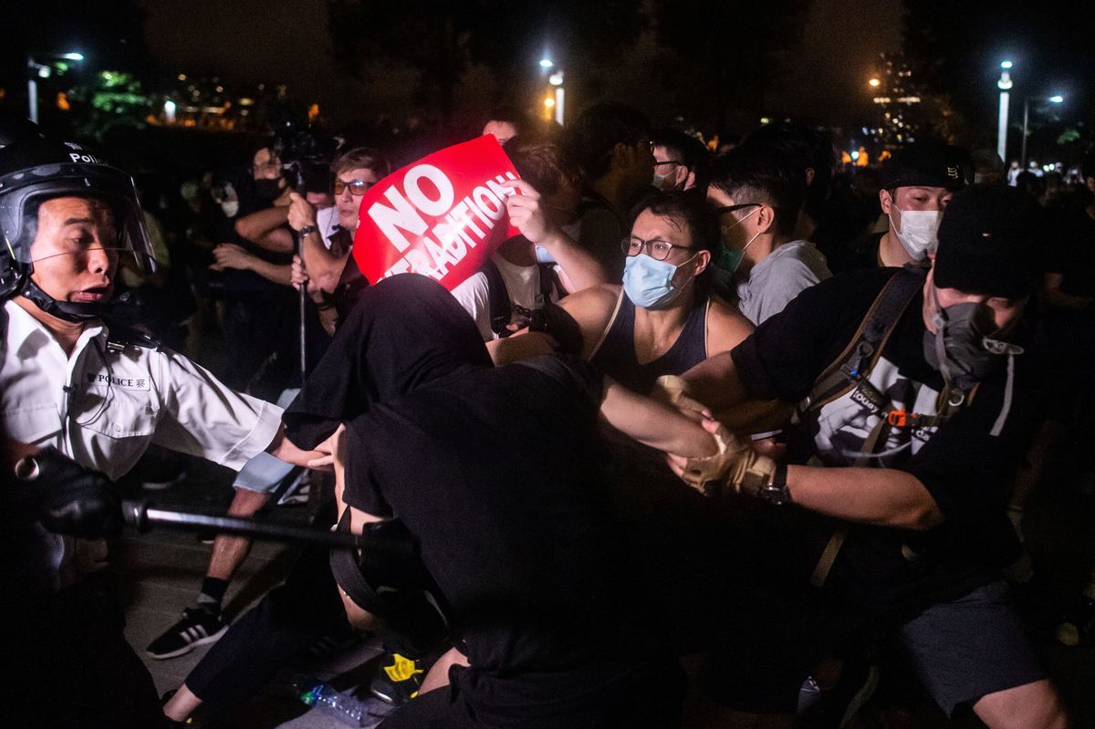 反送中遊行集會結束後，大批戴口罩的示威者逗留在立法會和夏愨道一帶，與警方多次發生激烈衝突。（Getty Images）