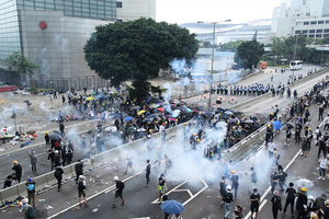 【反送中】警方發放催淚彈驅逐抗議民眾（影片）
