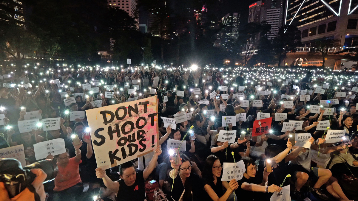 香港媽媽星期五晚舉行反送中集氣大會宣布，有逾 6000 人參與。他們訴求撤回「送中惡法」（《逃犯條例》修訂），特首林鄭月娥必須下台。（李逸／大紀元）