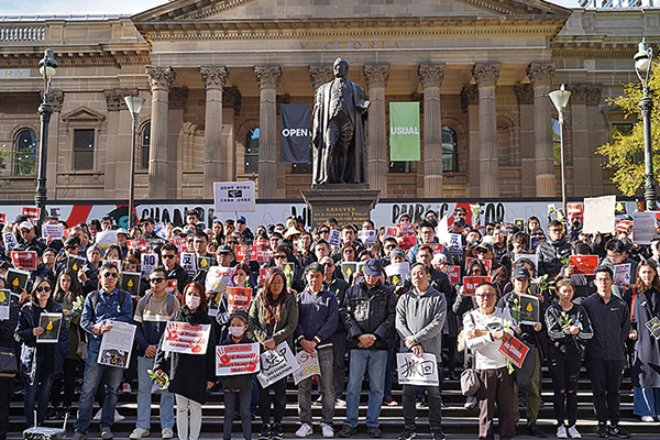 6月16日，千餘名澳洲墨爾本市民在市中心州立圖書館前集會，要求港府撤回《逃犯條例》修訂案。（Peter／大紀元）
