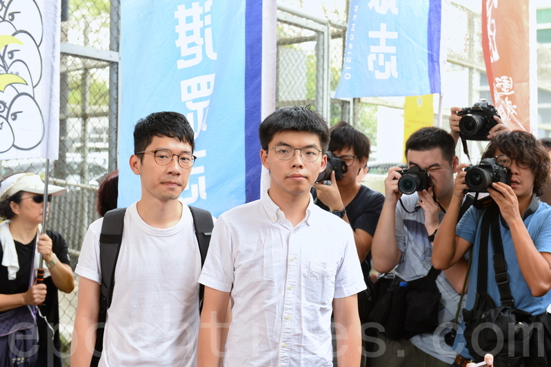 香港眾志秘書長黃之鋒，今早出獄。香港眾志創黨主席羅冠聰（左）到場迎接。（宋碧龍／大紀元）