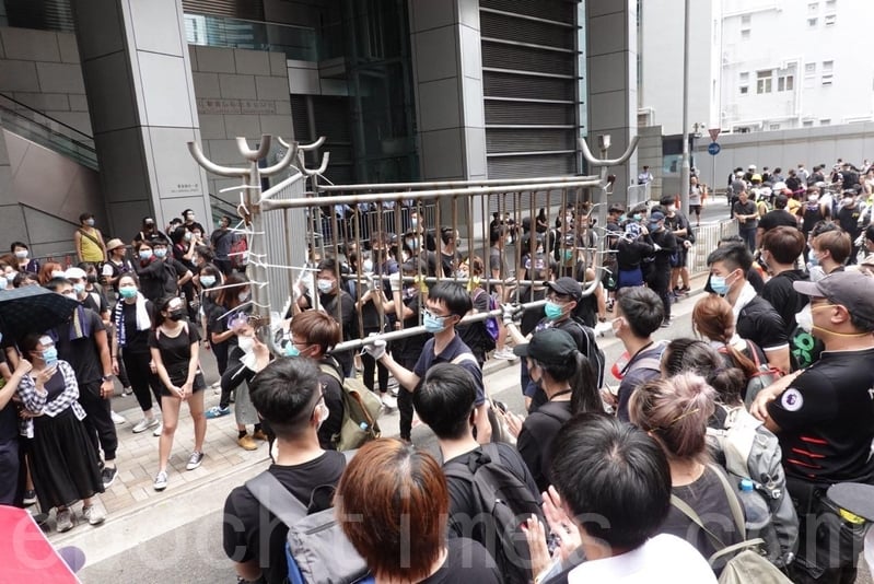示威者不斷搬鐵馬到軍營廠街警察總部一帶，加強防線。（余鋼／大紀元）