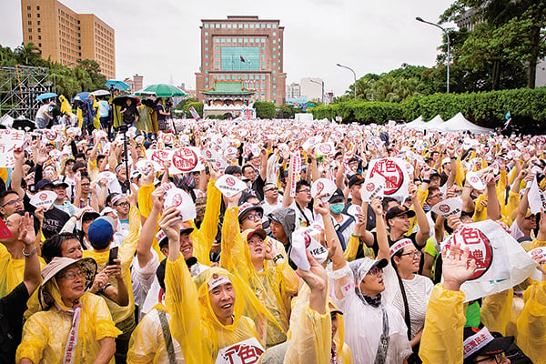 縱使下著大雨仍難阻數以十萬計台灣人集會抗議中共紅色媒體滲透台灣，報道假新聞消息，威脅台灣民主自由。（台北記者站）