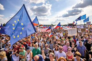 捷克總理疑詐領案 約25萬人示威要求下台
