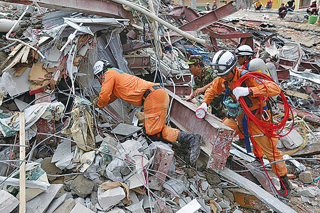 6月22日，柬埔寨西南部的西哈努克市（Sihanoukville）正在施工中的大樓倒塌，已造成52人死傷。（AFP）