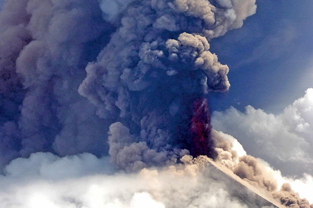 高風險的烏拉文火山噴發 五千人急撤